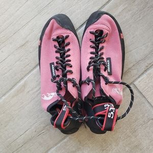 New 5.10 Anasazi pinks 37.5 lace up climbing shoes